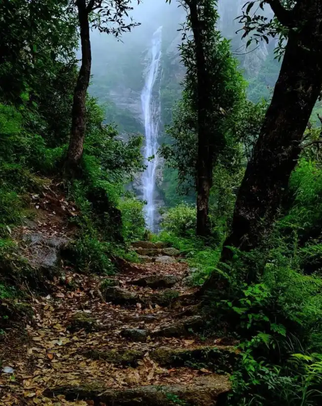 Khabru Waterfall: A Peaceful Escape Near Dharamshala 🌿